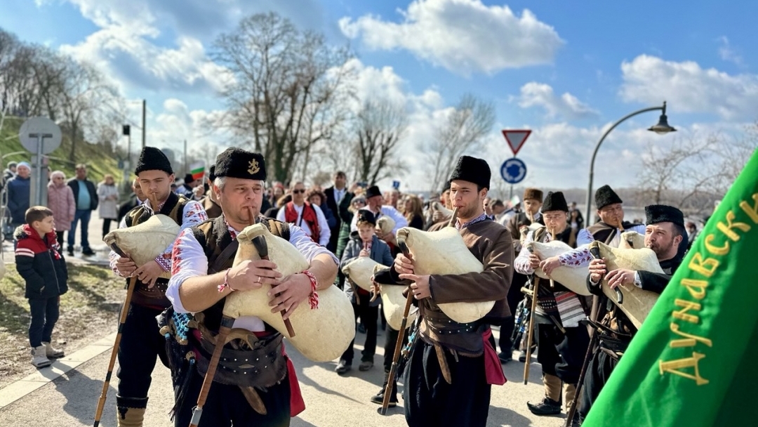 Русе отбеляза 3 март с тържествена церемония и шествие с 900-метров трибагреник