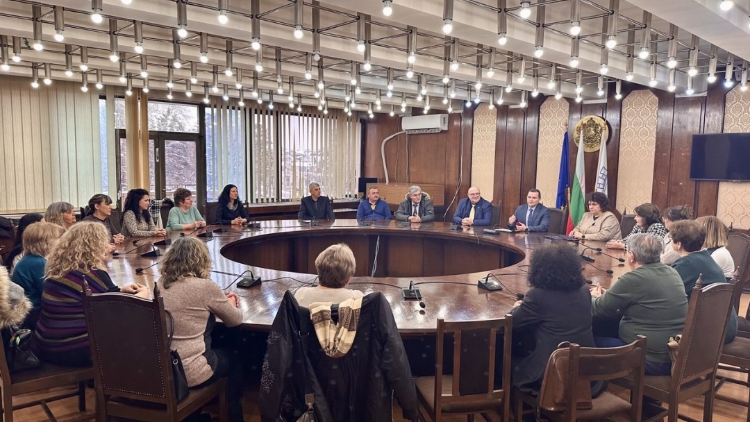 Кметът Пенчо Милков удостои с почетна значка „Русе“ дългогодишния музикален педагог Мария Плачкова