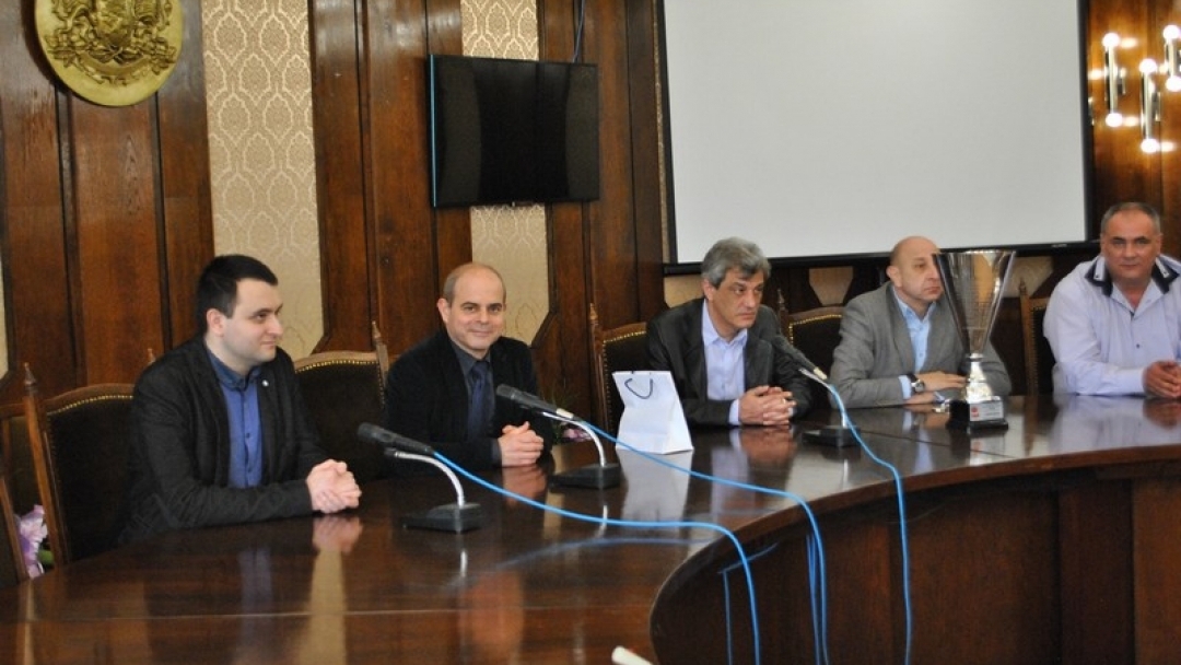 Кметът Пламен Стоилов приветства шампионките от „Дунав 8806“