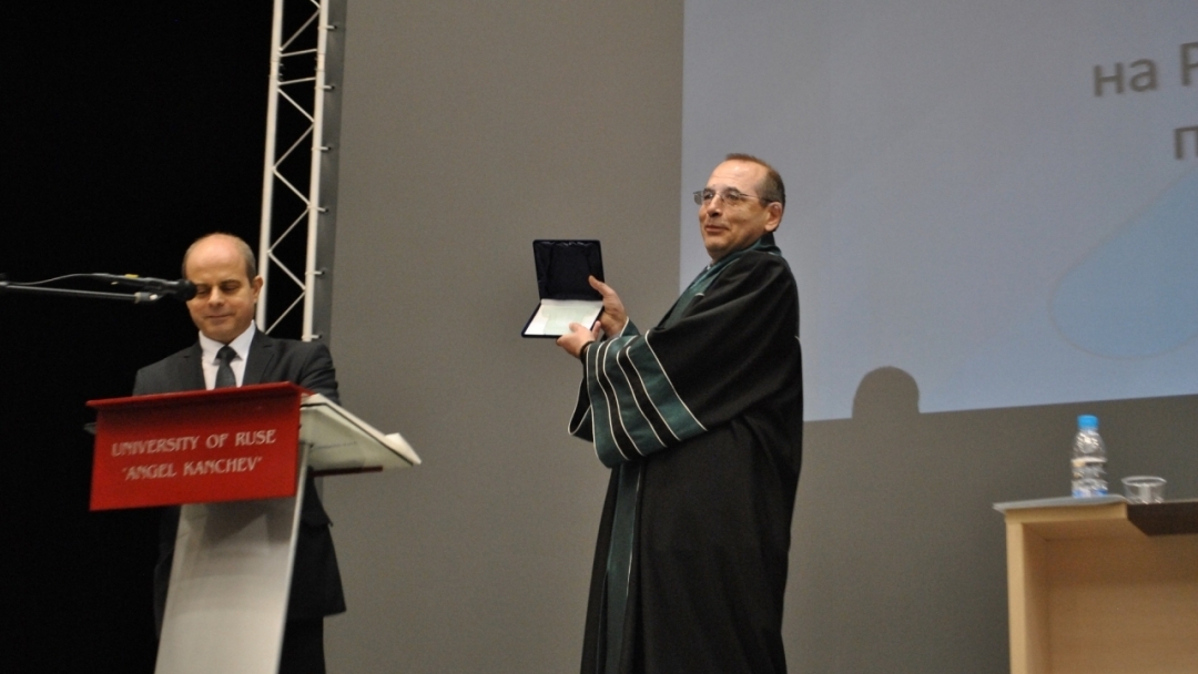 Плакет Русе за 20 години от създаването на факултет “Бизнес и мениджмънт”