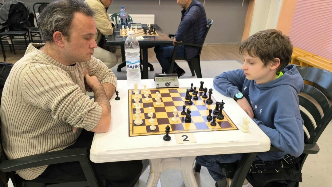 Шахматен турнир събра три поколения играчи в Общинския младежки дом в Русе