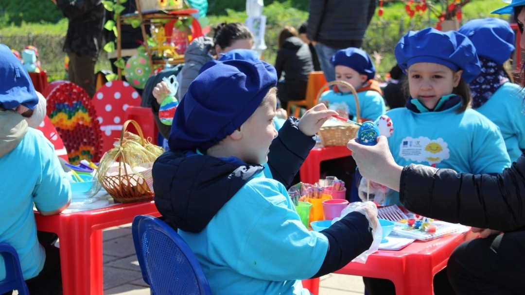 На Велики четвъртък русенски деца боядисваха яйца на кея
