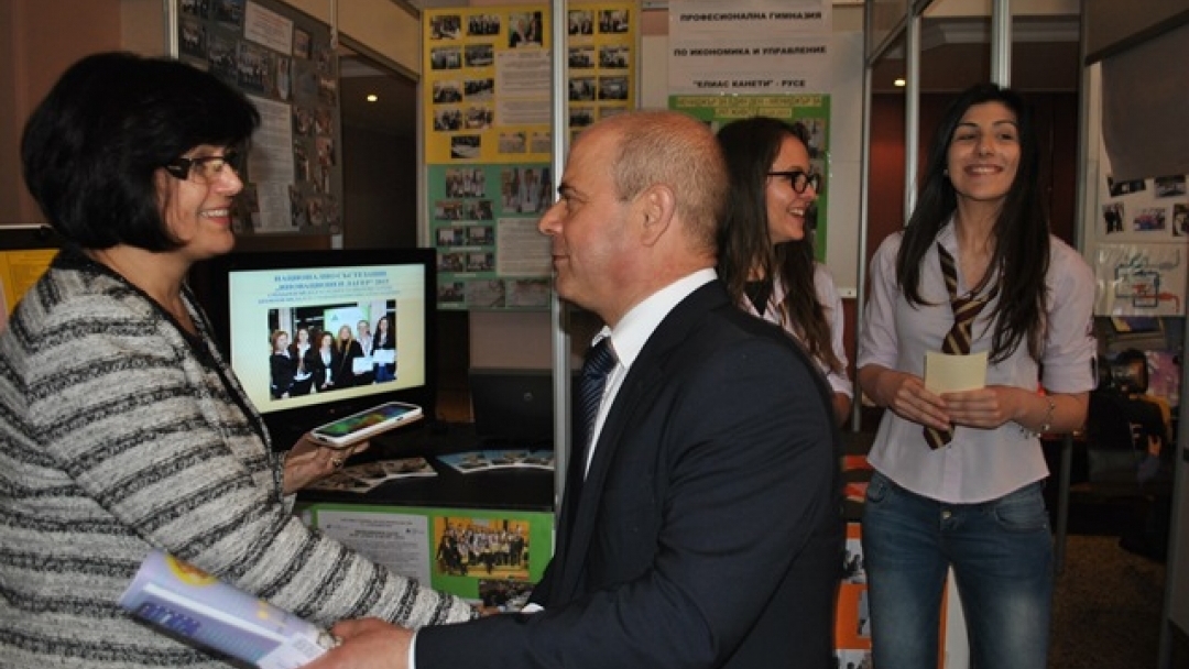 Кметът Пламен Стоилов пожела на учениците да намерят своето училище на изложението на средното образование в Русе