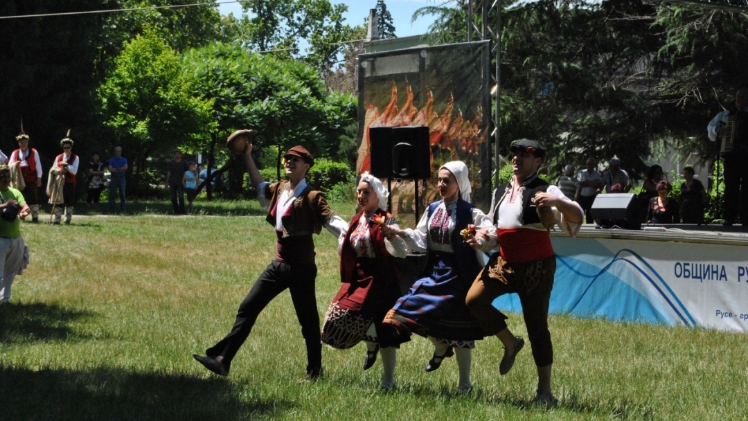 Кметът Пламен Стоилов приветства участниците във фолклорния събор „Златната гъдулка“