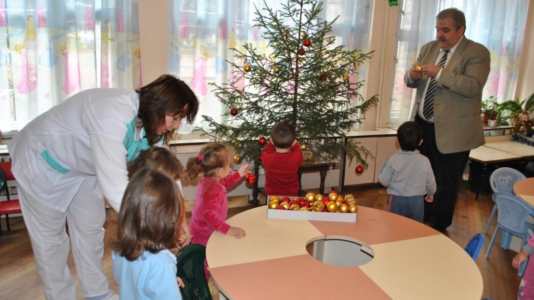 16 елхи дари Община Русе на детски ясли и социални заведения