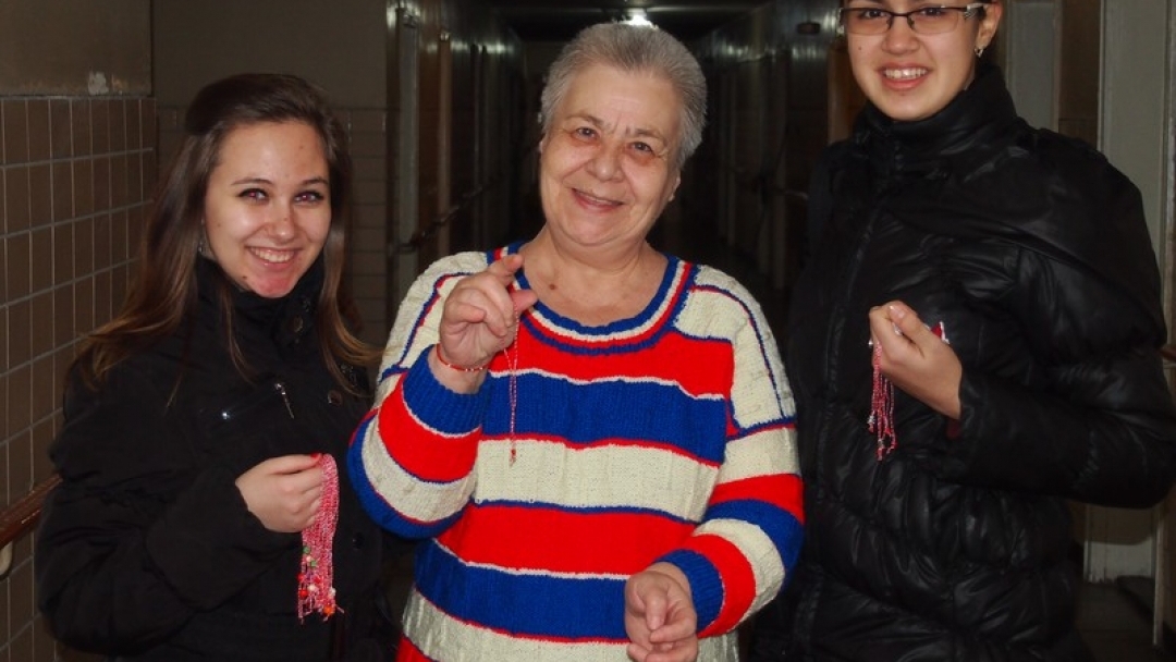 Младежи проведоха Първомартенска акция в дом "Възраждане"