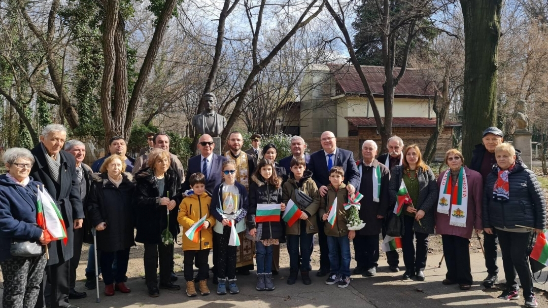 Deputy Mayor Encho Enchev laid flowers at the monument of Vasil Levski in Bucharest