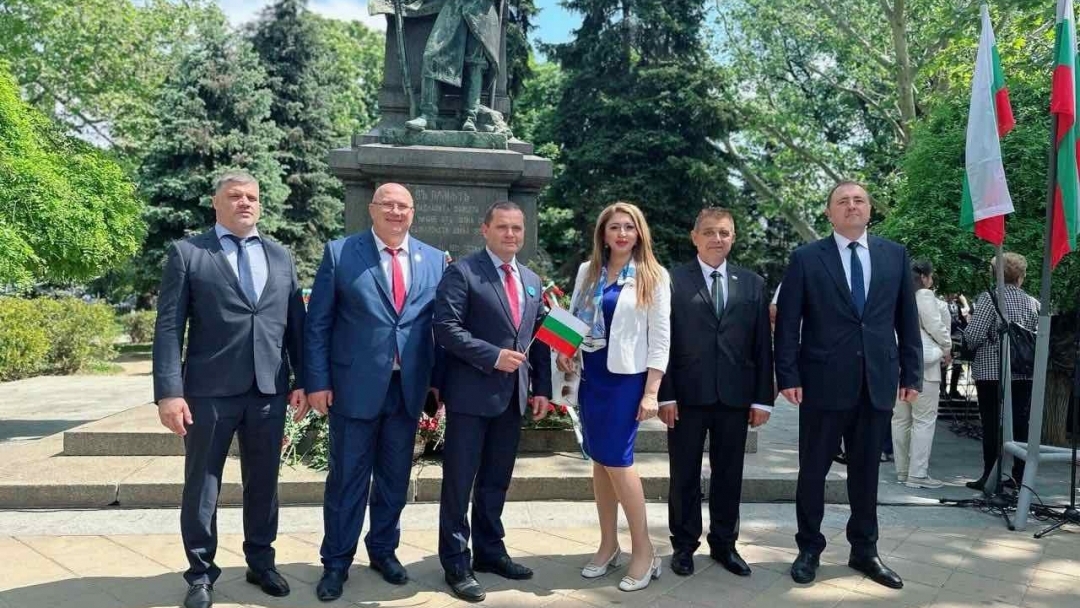 С тържествена церемония и благодарствен молебен бе отбелязан Празникът на Русе