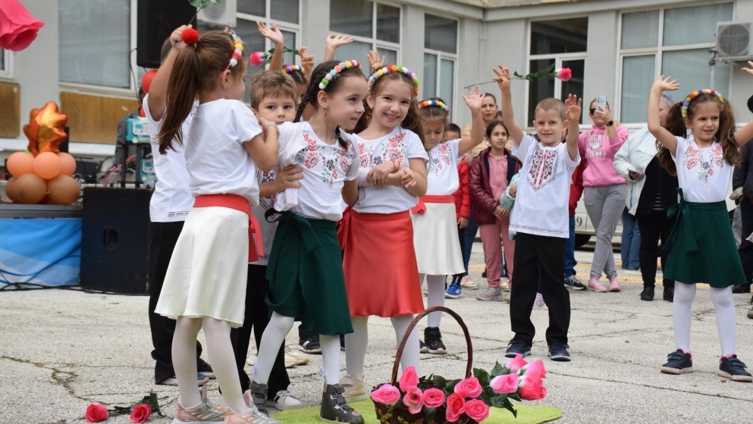 Жителите на кв. „Възраждане“ се забавляваха и печелиха награди в Празника на квартала