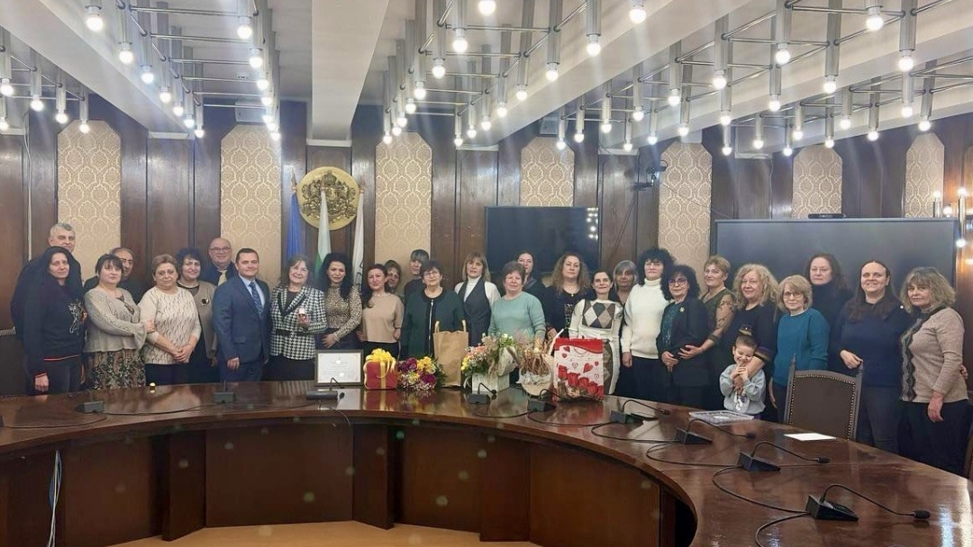 Кметът Пенчо Милков удостои с почетна значка „Русе“ дългогодишния музикален педагог Мария Плачкова