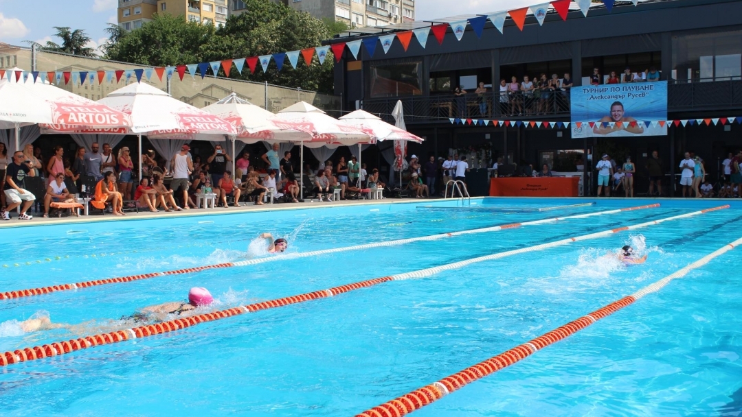 VIII издание на младежкия турнир по плуване „Александър Русев“  събра 10 отбора от страната