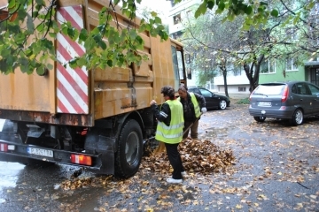 Продължава почистването на улици и тротоари от паднали листа и кестени, както и отпушването на шахти в целия град