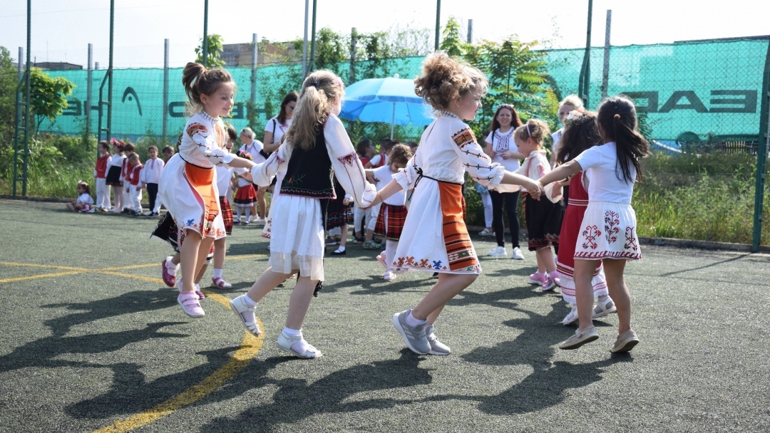 Над сто русенски деца показаха своите знания за българските традиции и обреди