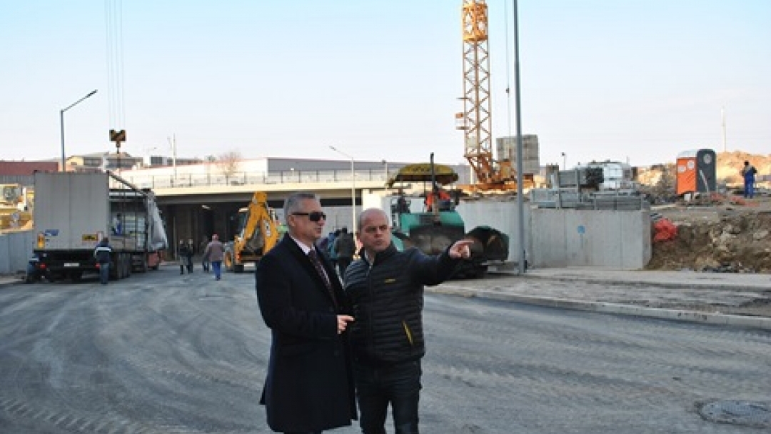 Кметът инспектира кръговото кръстовище и пробива, свързващ кв. „Родина“ с центъра