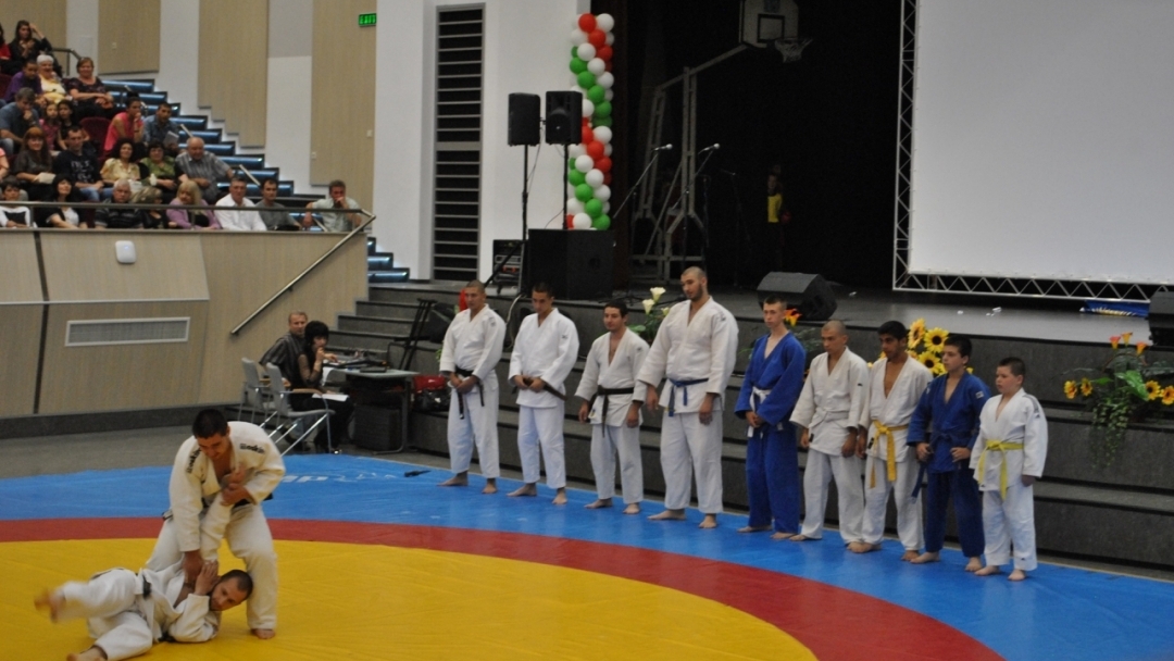 Зам.-кметът Димитър Наков уважи Спортното училище за 45-тата му годишнина