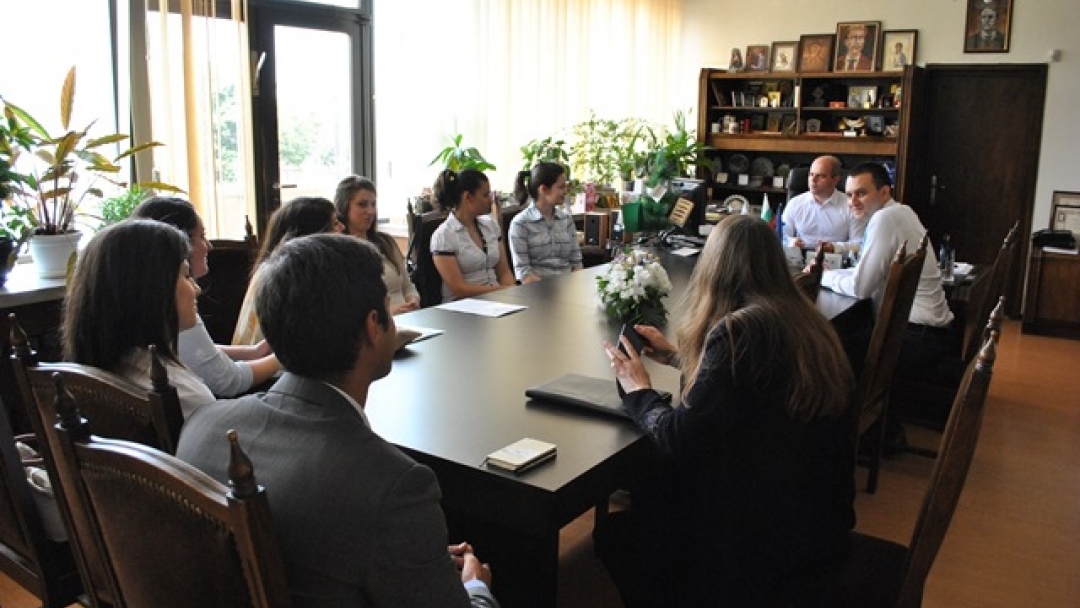 Кметът Пламен Стоилов връчи сертификати на стажанти в Община Русе