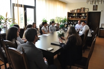 Кметът Пламен Стоилов връчи сертификати на стажанти в Община Русе