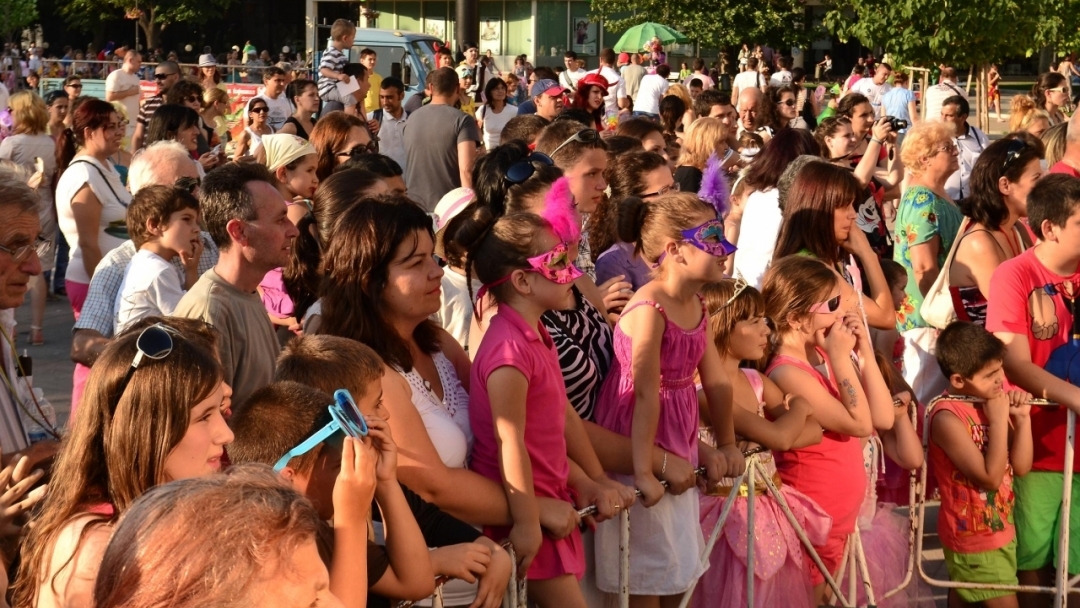 Цветен карнавал завладя центъра на Русе снощи