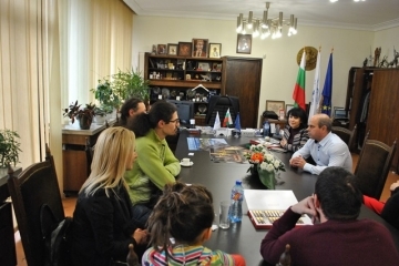 Група “Епизод” подари юбилейния си албум на кмета Пламен Стоилов