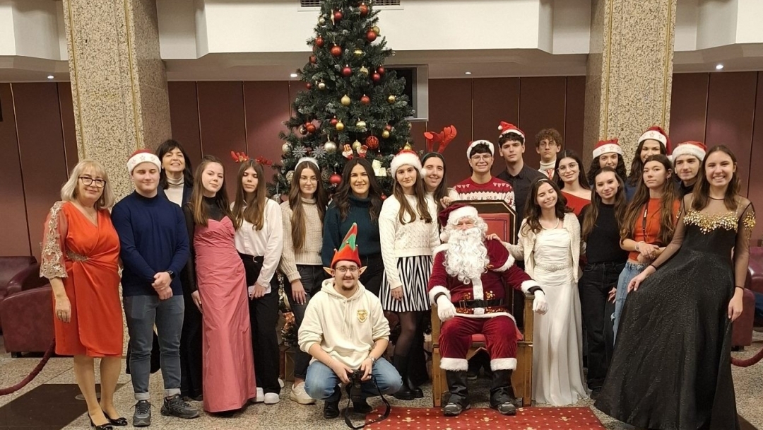 Традиционният коледен концерт на Общинския младежки дом в Русе зарадва стотици русенци