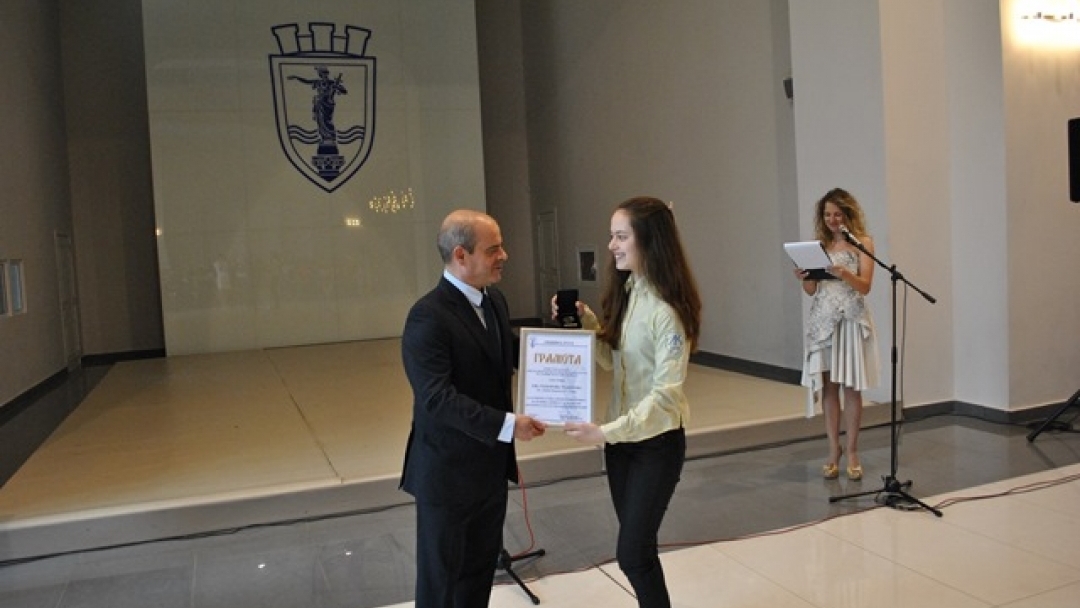 Кметът Пламен Стоилов награди отличници и даровити деца