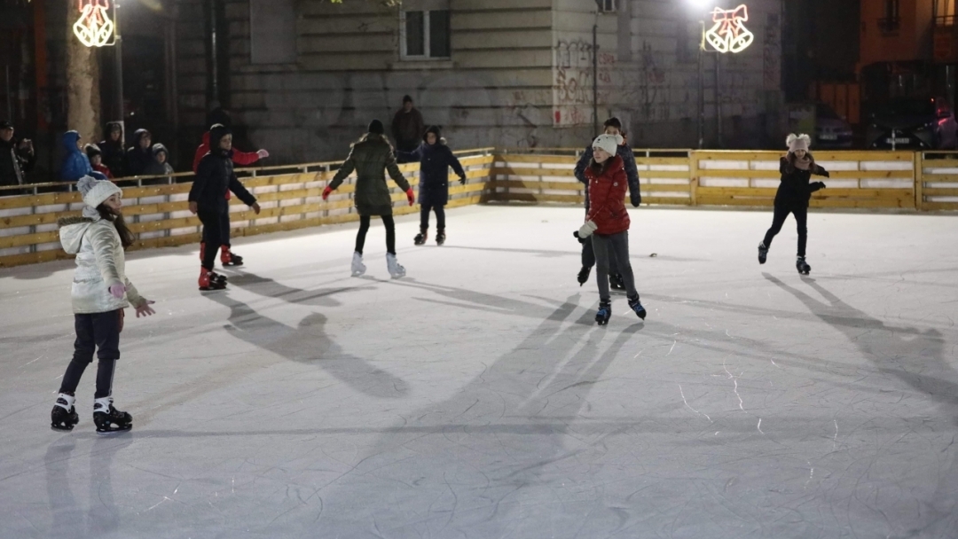 Светлинно шоу на лед откри ледената пързалка в Русе