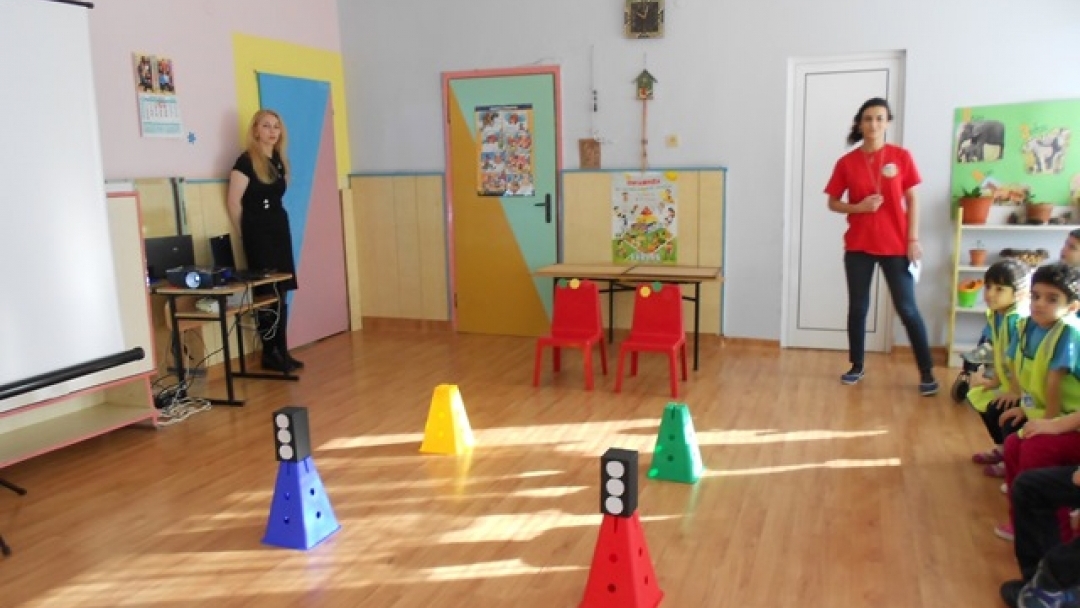 Деца от ЦДГ 'Зора' се учиха да пресичат правилно