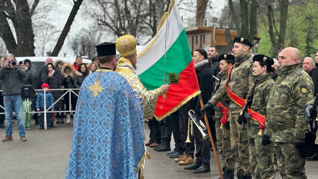 За 6-и път: Теодор Цветков извади богоявленския кръст от водите на Дунава