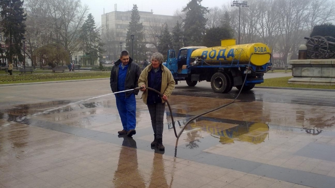Мият улиците на Русе след снеготопенето