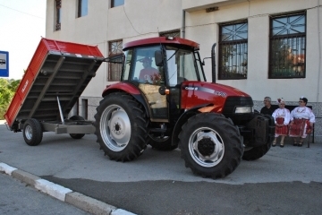 Новозакупен трактор представиха в кв. „Долапите“