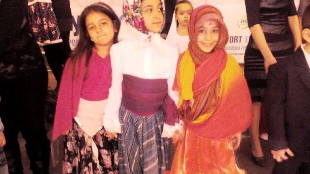 Спектакъл 'Pret a porter дебют на млади етно-дизайнери' събра над 200 деца