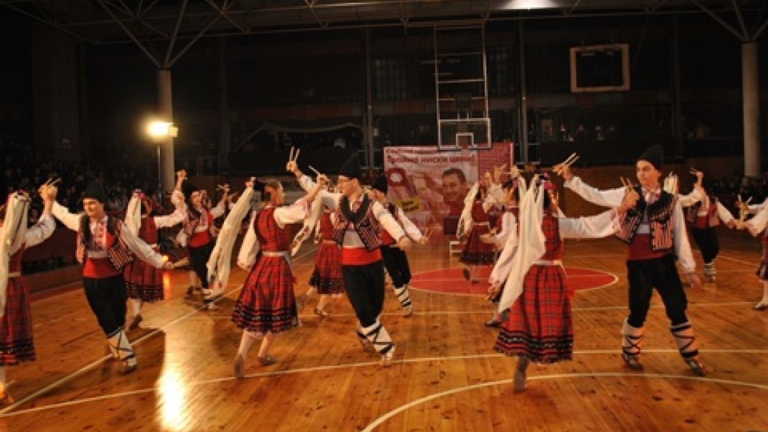 9-годишната Александра Николова и 13-годишният Ивайло Велев грабнаха титлата Мис и Мистър танц от традиционното коледно надиграване в зала „Дунав“