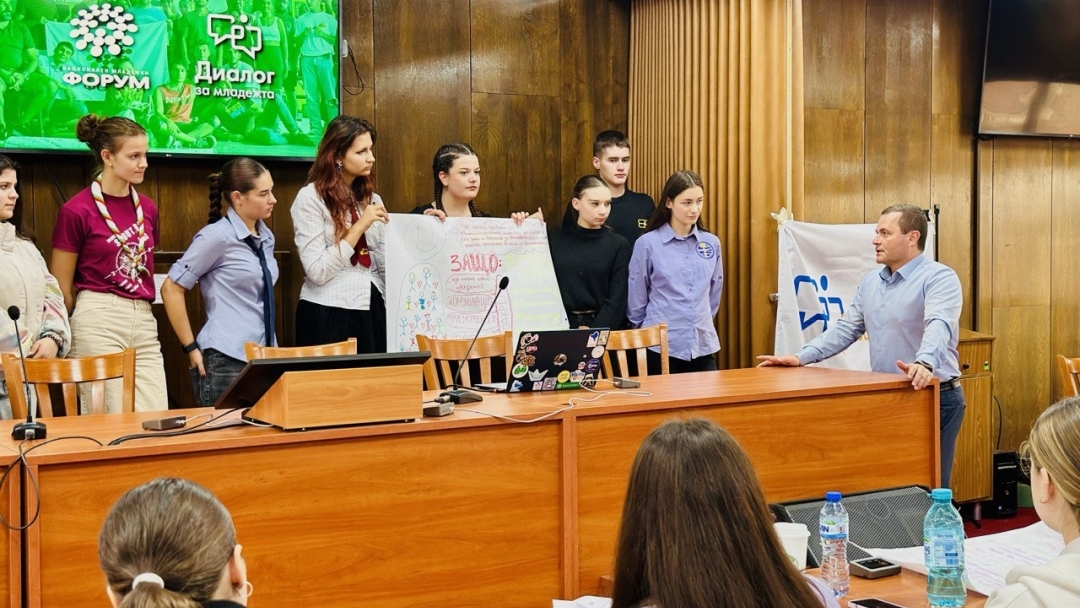 Представители на Националния младежки форум обсъдиха с Пенчо Милков идеи за развитие на града