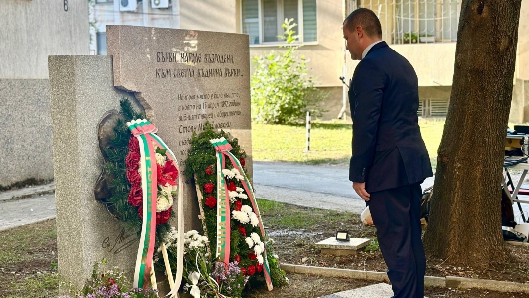 В Международния ден на учителя в Русе откриха паметен знак на Стоян Михайловски