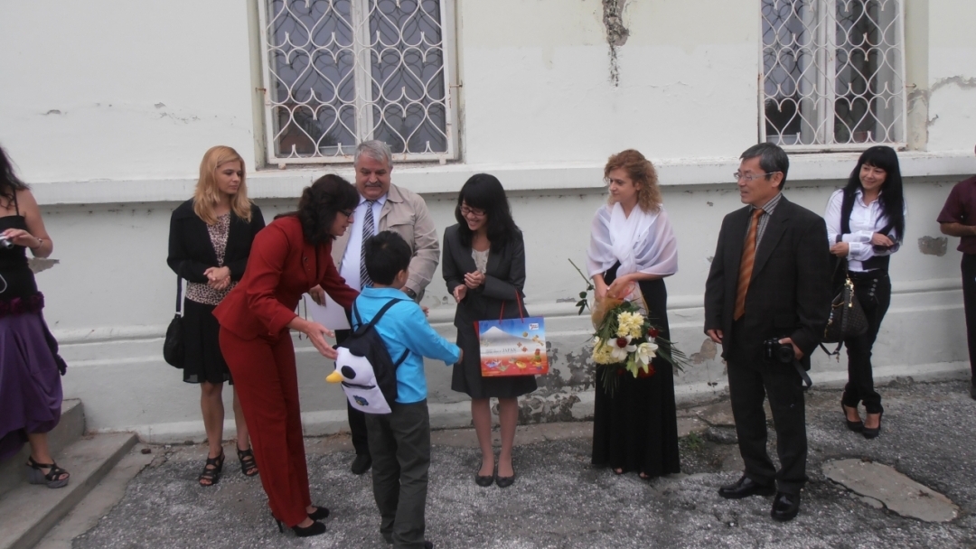 Знамена с логото на кампанията "Русе - град на свободния дух" подари Общината на всички русенски училища