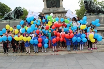 Евромозайка „10 години в звездния кръг на Европа“ украси днес Паметника на Свободата с участието на 120 деца