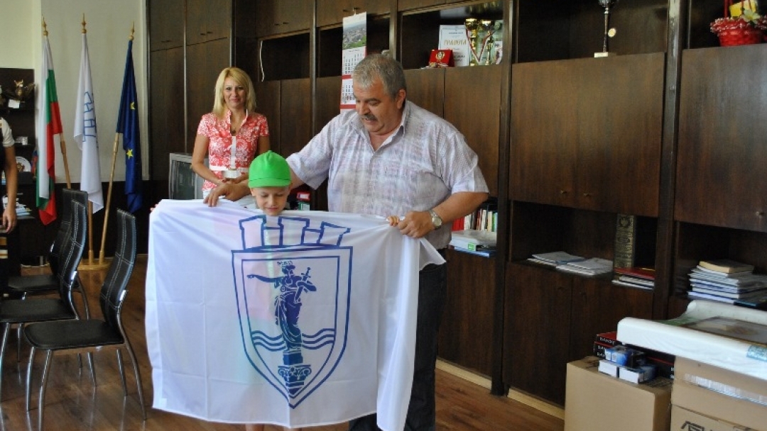 7-годишният шампион по триатлон с флаг на Община Русе