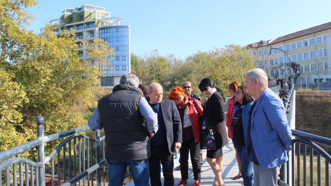 Кметът Пламен Стоилов инспектира напредъка на строителните дейности по новите пасарелки на Кея