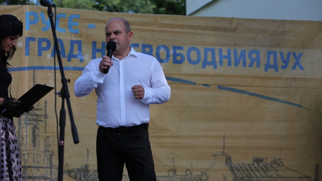 "Купата на кмета" връчи русенският градоначалник Пламен Стоилов на третото издание на Парад на ретро автомобили