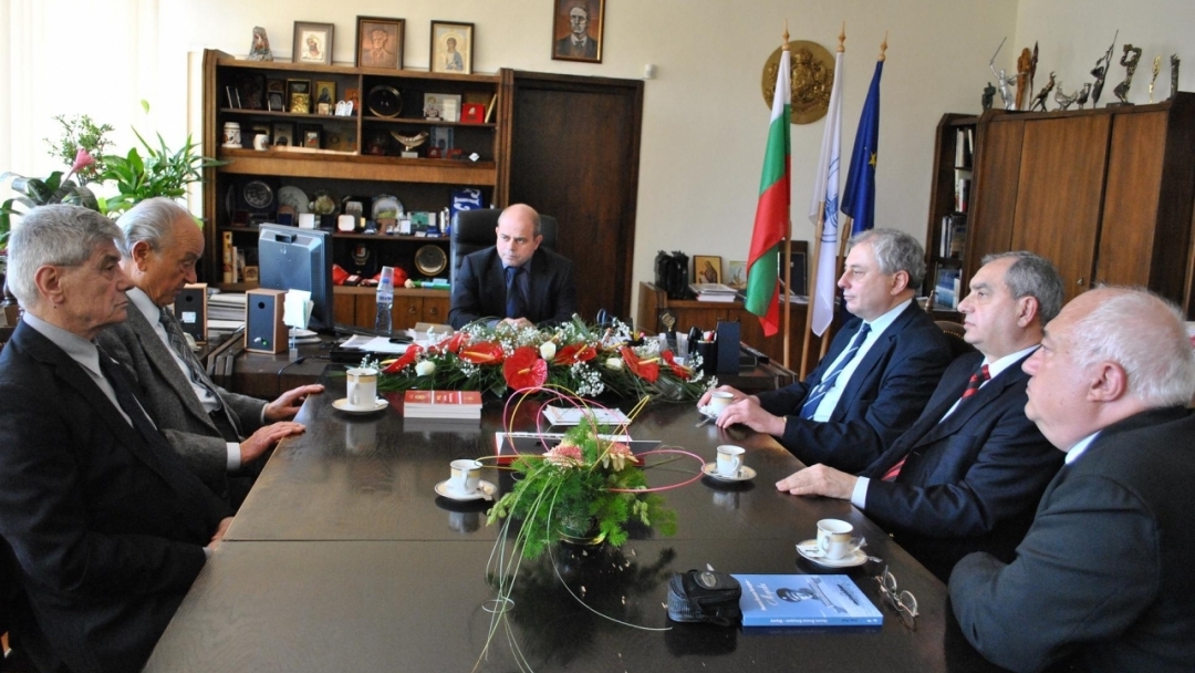 Кметът на Русе поздрави писателят-маринист Васил Дачев за новата му книга 