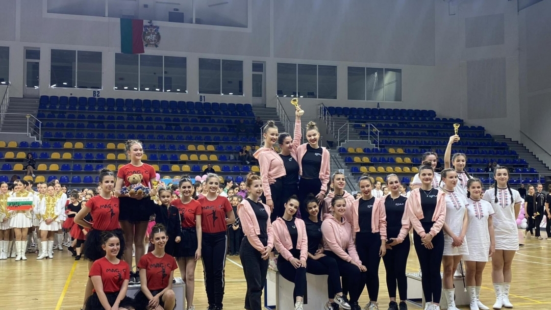 Ruse cheerleaders from "Xtreme" with prizes from a national festival