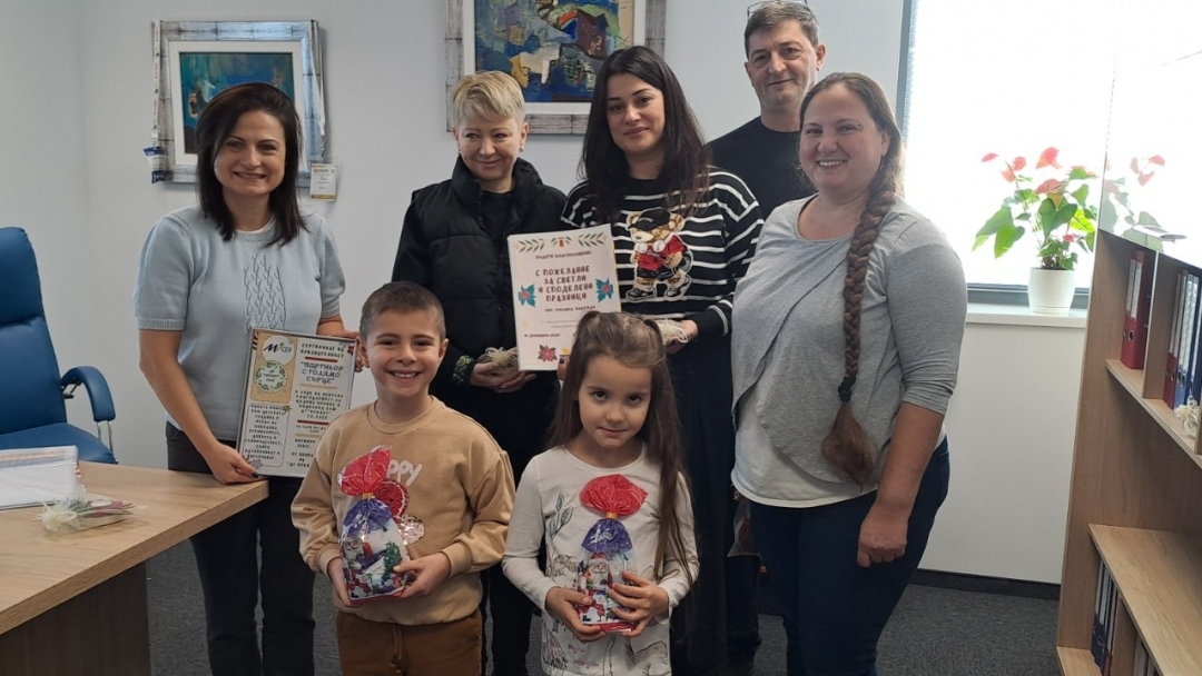 Децата от ДГ „Пролет“ в Червена вода отпразнуваха коледното си тържество в отоплен салон за първи път от 30 години