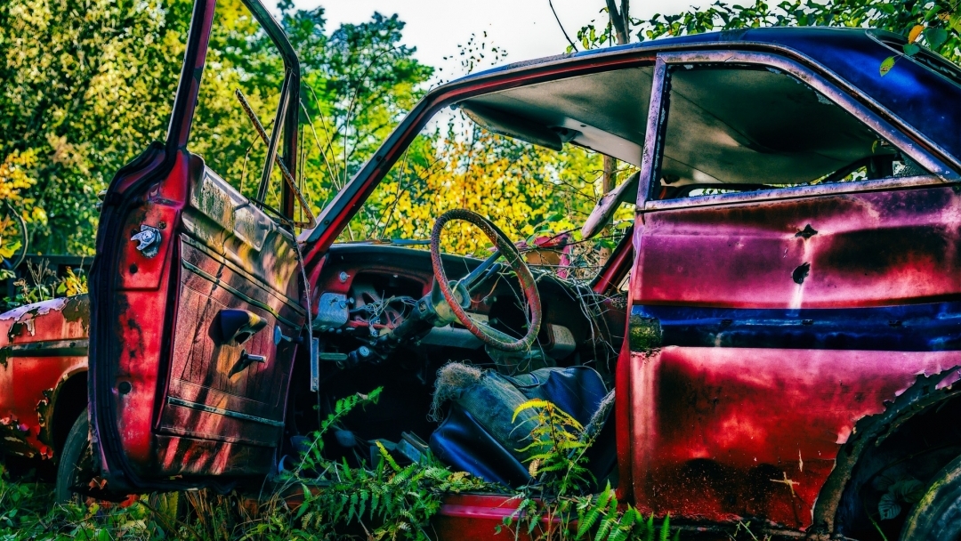 Собствениците на 73 изоставени автомобила в Русе имат краен срок за преместването им от градските улици