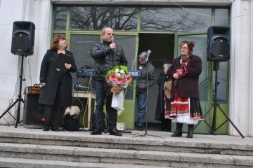 Кметът Пламен Стоилов поздрави баба Надка и всички дами в Басарбово за празника на родилната помощ