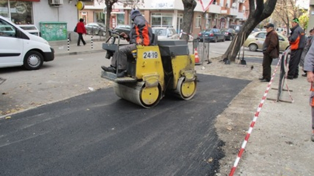 „Комунални дейности“ преасфалтира улици в Русе