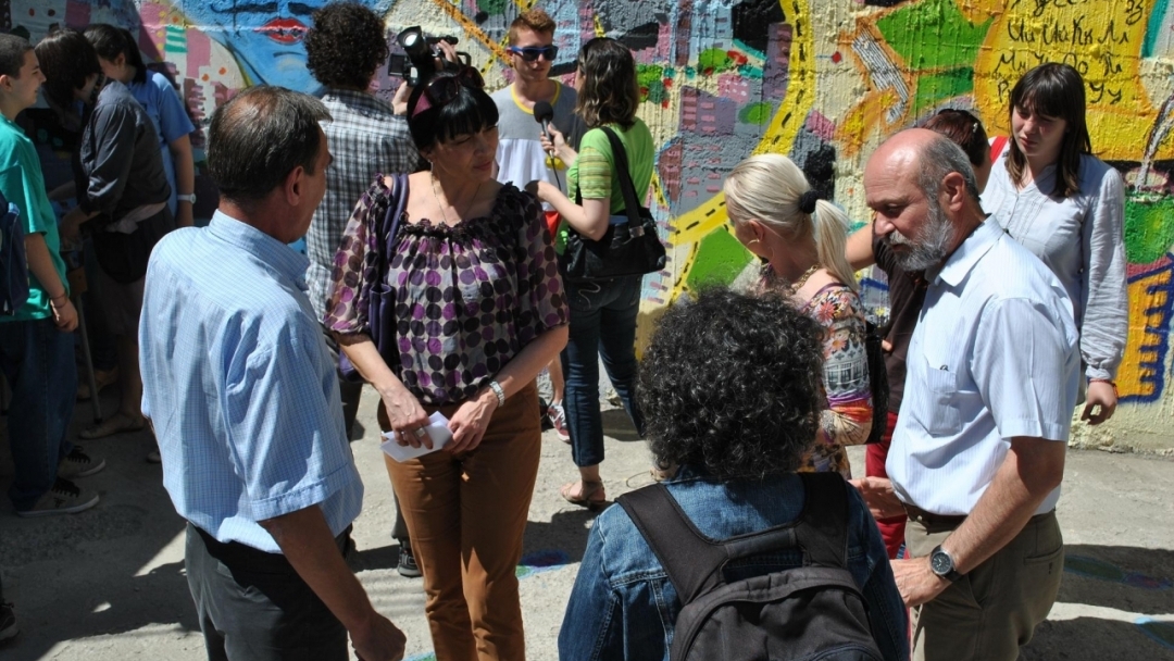 Възпитаници на Математическата гимназия вдъхнаха нов живот на подлеза край училището си