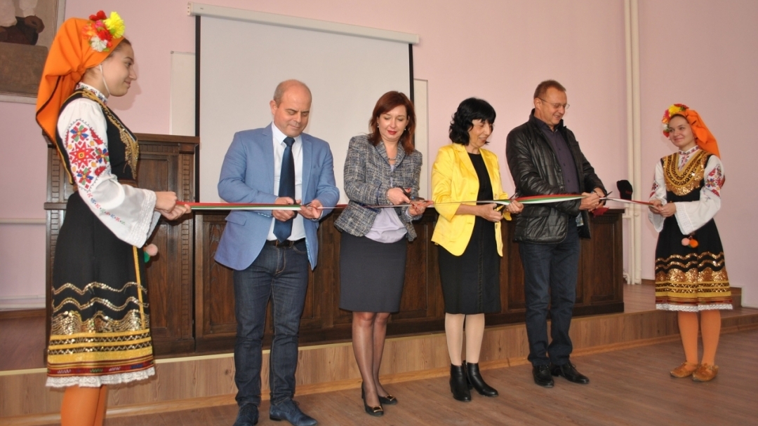 Министърът на труда и социалната политика Зорница Русинова и кметът Пламен Стоилов откриха реконструираната сграда на АГ "Гео Милев"