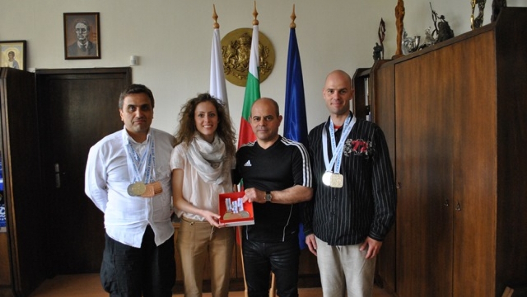 Състезатели по ушу със значка „Русе“