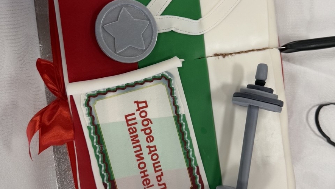 Пенчо Милков награди с почетен плакет вицешампиона от Европейското по щанги Дениз Данев