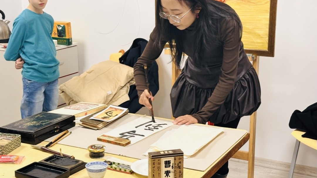 Калиграфия и детско творчество се срещнаха в изложбата „Годината на огнения кон“ в Русе